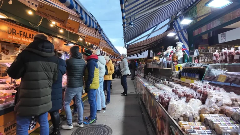 Naschmarkt'ta tezgâhlar ve alışveriş yapanlar, Viyana