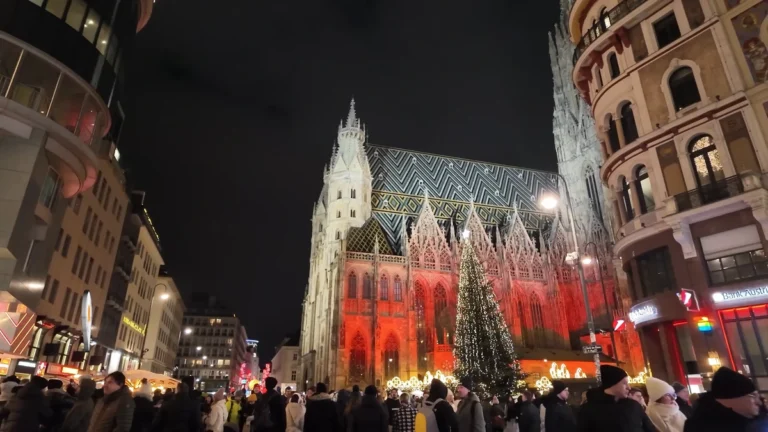 Gece kırmızı ışıklı Stephansdom ve Stephansplatz Noel pazarı, Viyana
