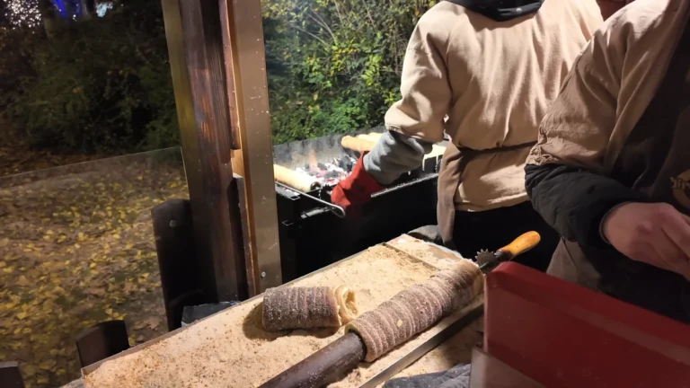 Viyana Noel pazarında Trdelnik tezgâhı, hamur şişte şekere bulanıyor