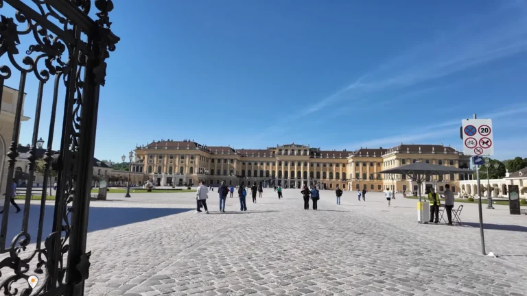 Schönbrunn Sarayı'nın sarı cephesi ve ön avlusu, Viyana