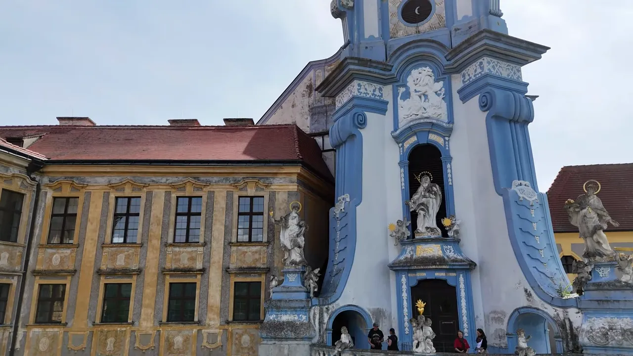 Wachau Vadisi'nde Dürnstein manastır kilisesinin mavi-beyaz kulesi