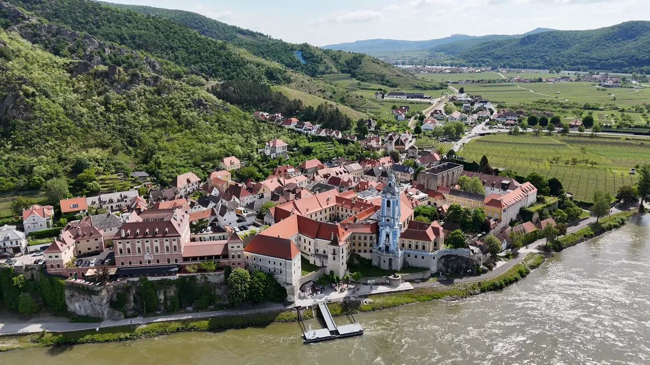 Yukarıdan Dürnstein, Tuna ve Wachau Vadisi'nin bağları