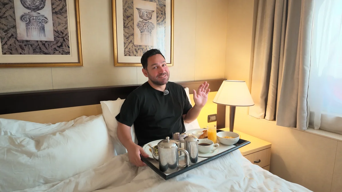 Queen Victoria Gemi Turu 2026: Cunard ile Akdeniz'de 7 Gece, Gemide Neler Var Cruise gemisi kabininde odaya kahvaltı, Queen Victoria